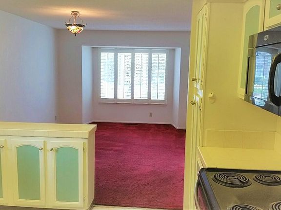 3rd image of 32 Pinehurst Ln