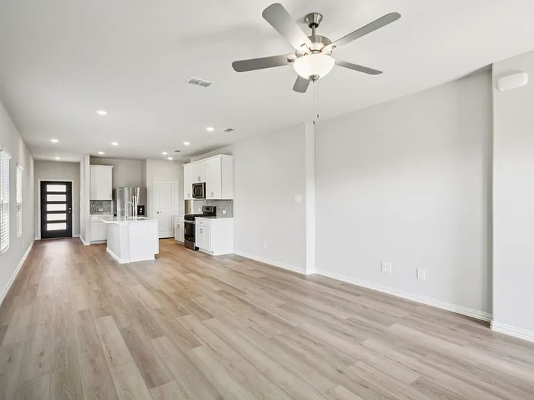 808 Leavenworth Dr — Photo 6