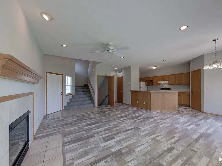 513 N Bristol Ct — Photo 3