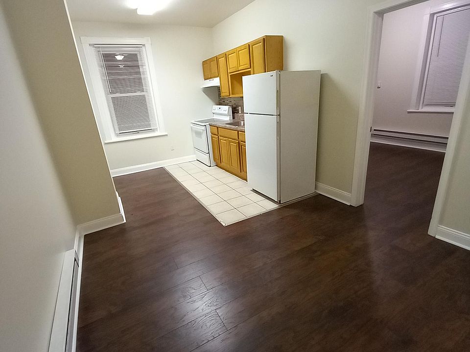 1st image of 350 W Queen Ln APT 3