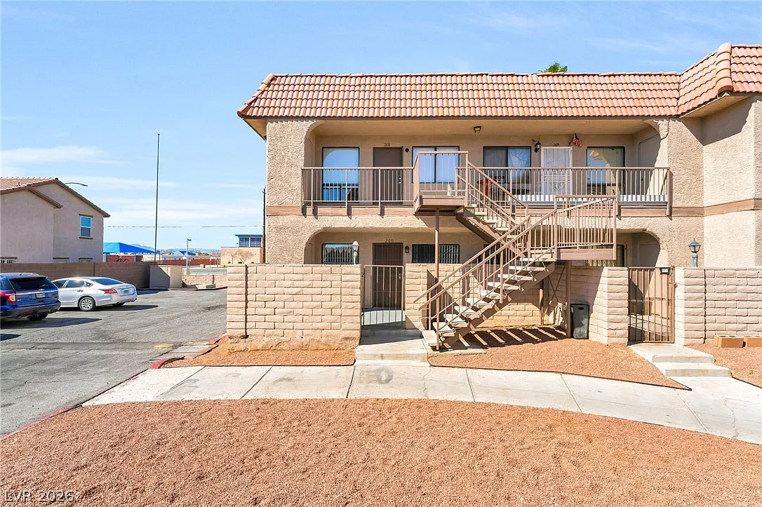 1 bed, 1.0 bath, 640 sqft, $900 — Photo 2