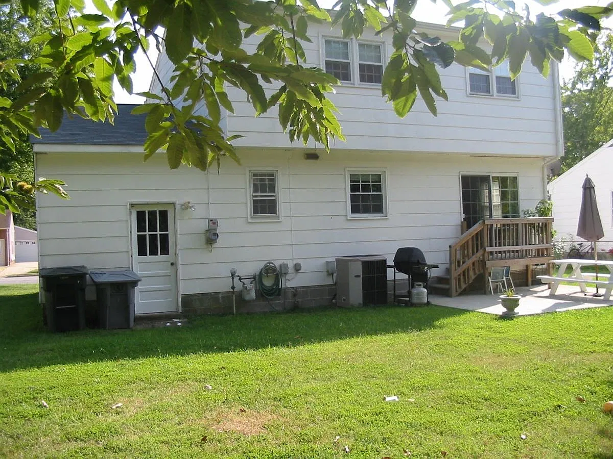 4 bed, 1.5 bath, 1600 sqft, $1,900 — Photo 2