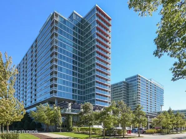 9655 Woods Dr Unit 402, Skokie, IL 60077