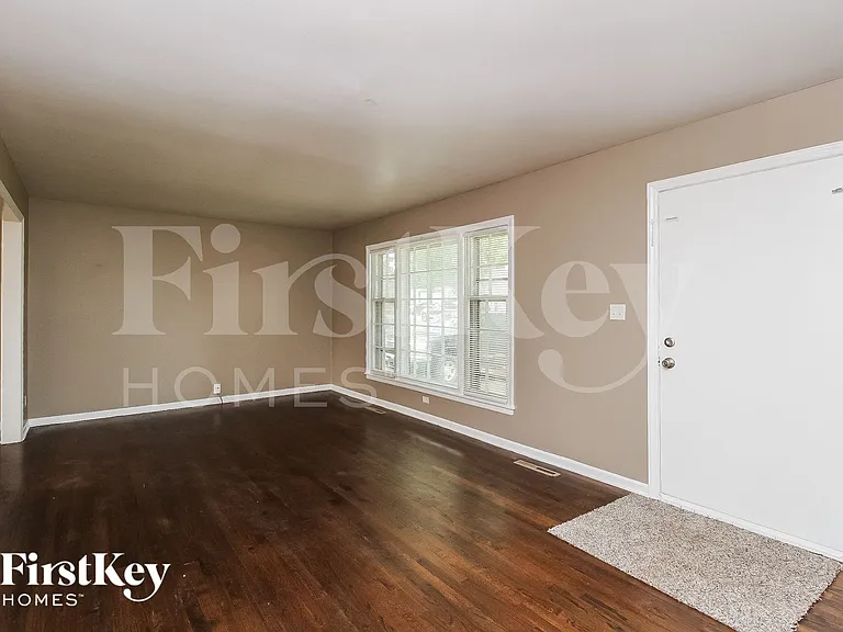 3609 NE 49th Ter — Photo 3