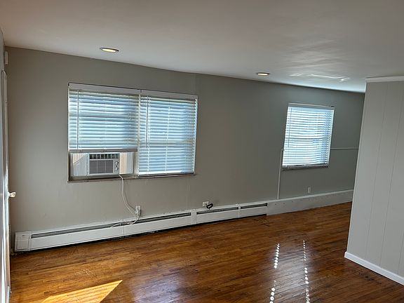 Hardwood Throughout, Good Blinds (not the cheap plastic ones)