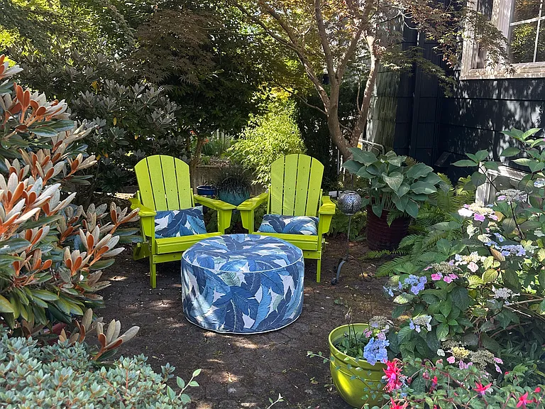 In Spring and Summer enjoy the private courtyard in the front of the house overlooking the English gardens. Lots of hummingbirds!