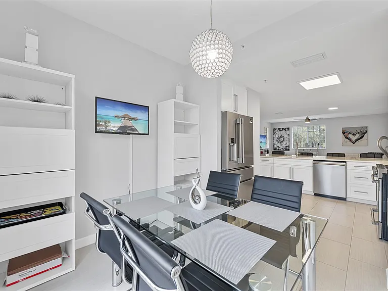 240 NE 2nd St #6-F — Photo 9