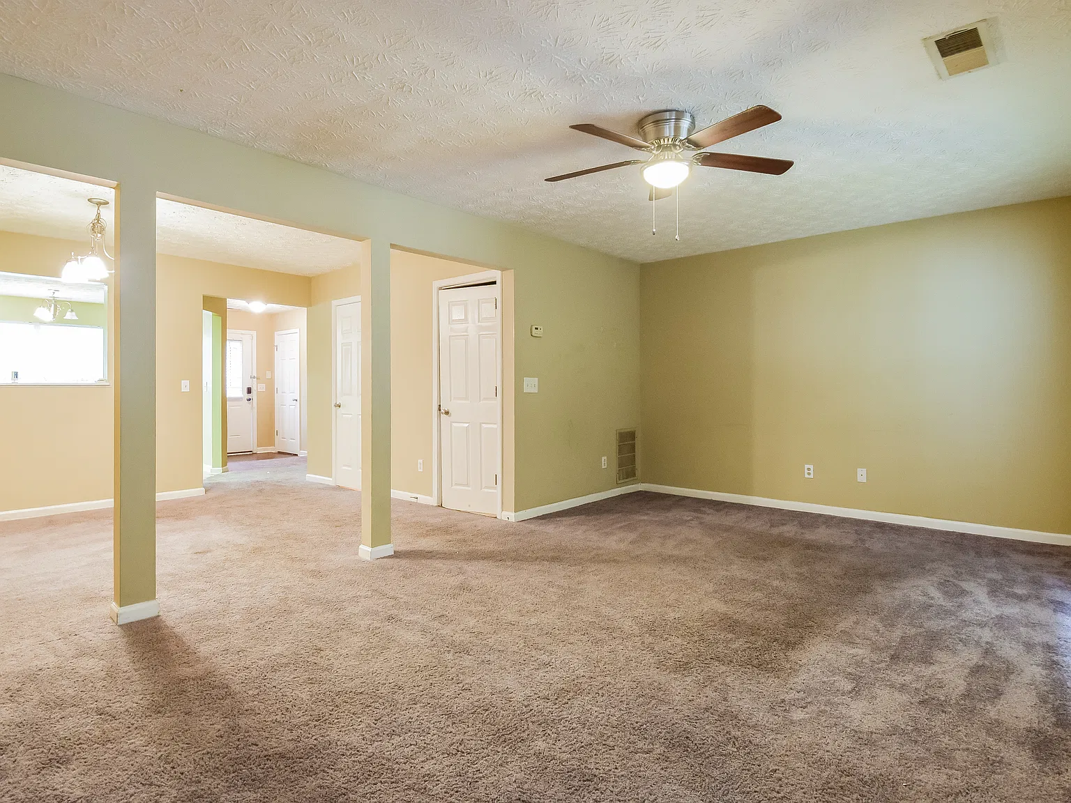 3 bed, 2.5 bath, 1520 sqft, $1,590 — Photo 3