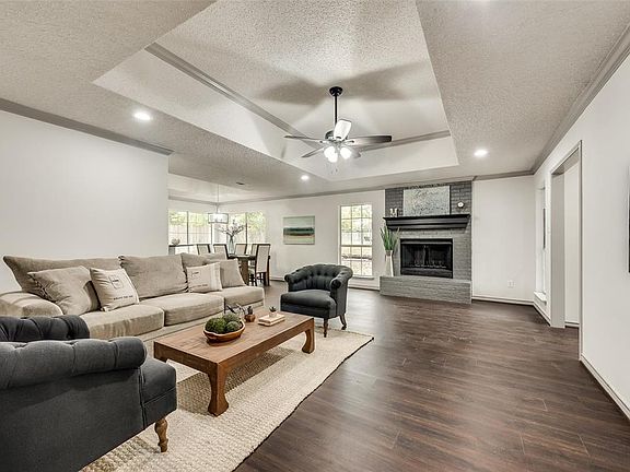 5th image of 302 E Mimosa St