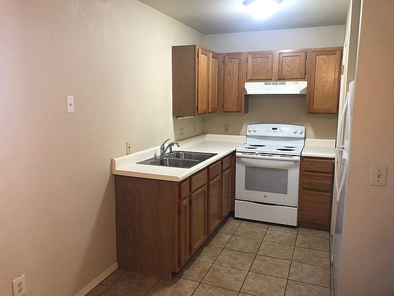 2nd image of 911 W Hughes St #5