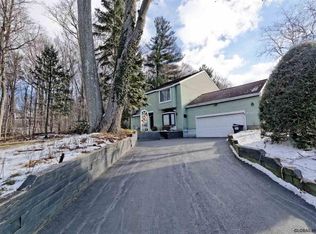 11 Loudonwood Dr E, Albany, NY 12211