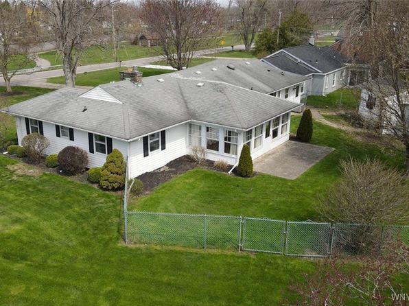 286 Creekside Dr, Tonawanda, NY 14150