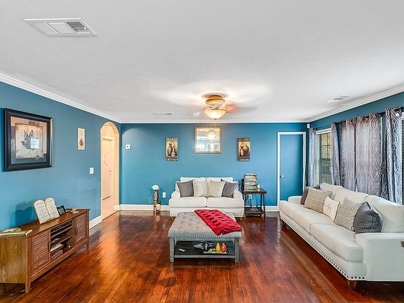 5th image of 324 Lake Hill Dr
