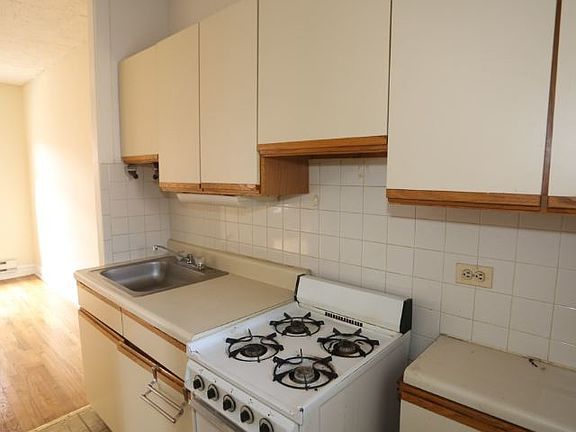 4th image of 626 W Cornelia Ave #N3