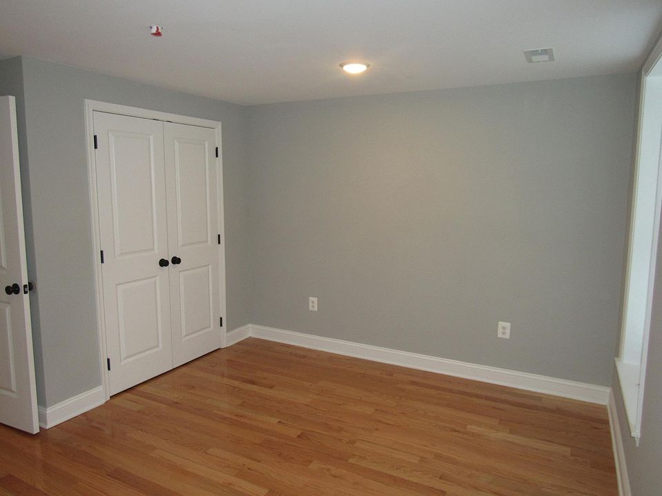 2nd image of 902 Light St