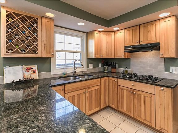 4th image of 16 Thornwood Ln