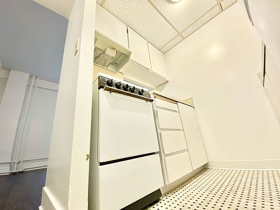 2nd image of 404 E Howell St APT 103