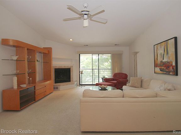 4th image of 30594 Orchard Lake Rd Unit 50
