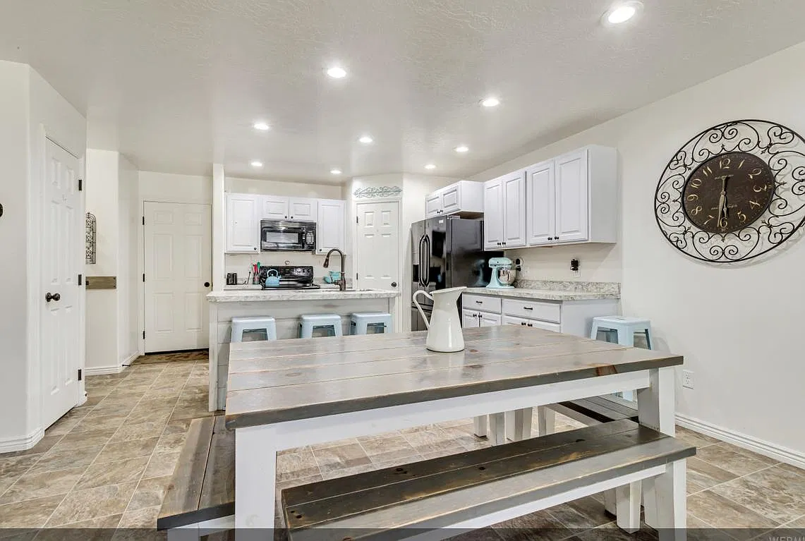 4 bed, 3.5 bath, 2100 sqft, $2,495 — Photo 4