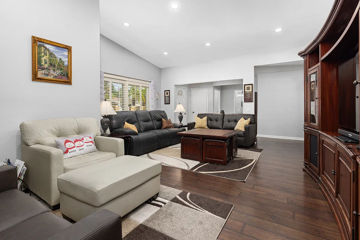 5 bed, 1937 sqft, $4,450 — Photo 4