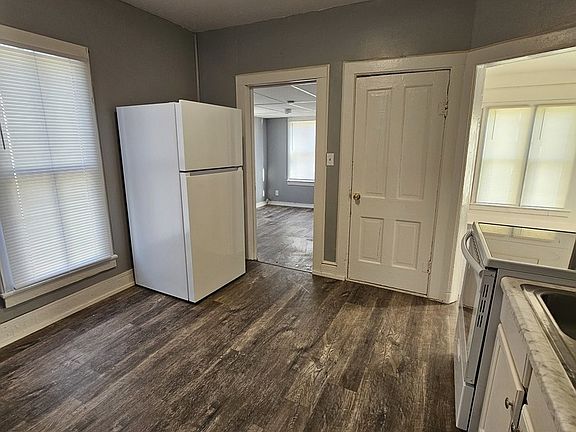 4th image of 706 W 2nd St