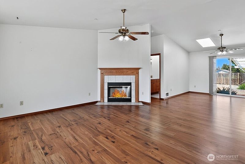 4th image of 860 W Sylvester Court