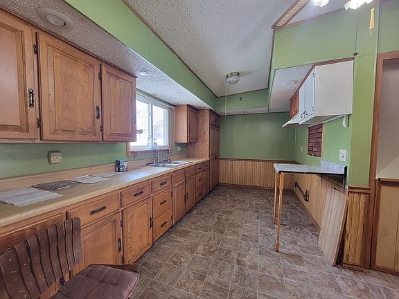 3rd image of 875 Larch St