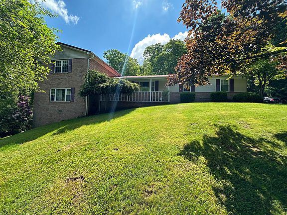 3rd image of 221 Highland Cir