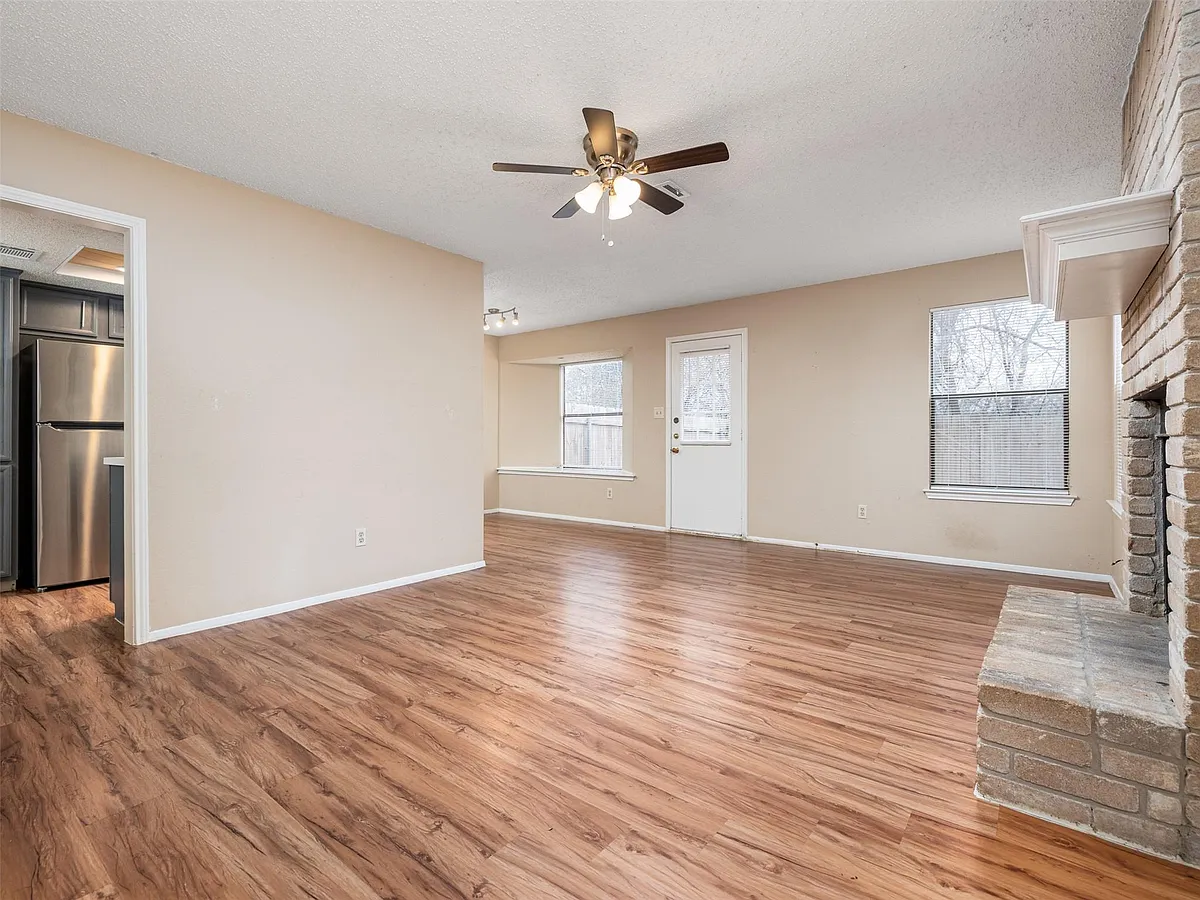 Building Photo - 706 Rollingway Dr #B