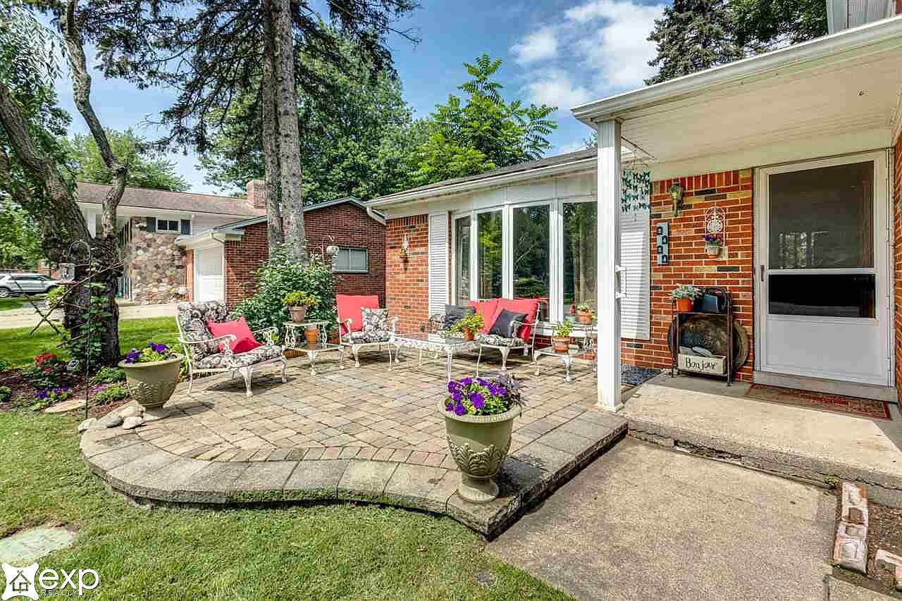 2424 Renfrew St, Keego Harbor, MI 48320 Zillow