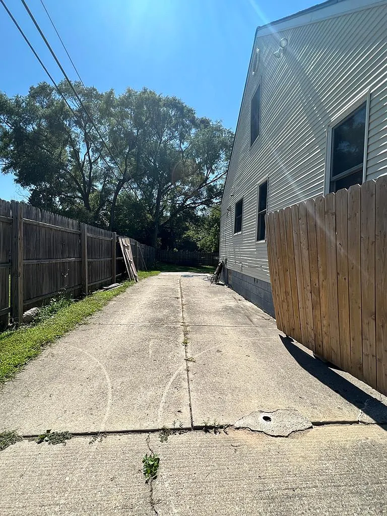 4 bed, 1300 sqft, $1,650 — Photo 2