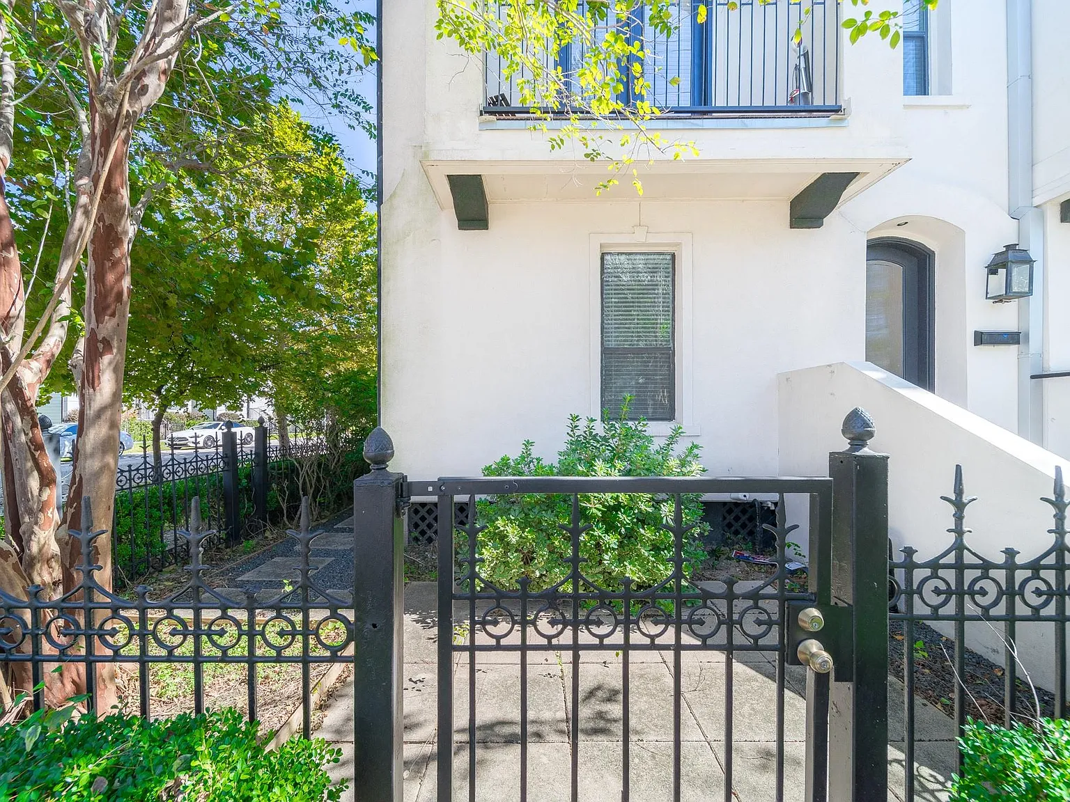 3 bed, 3.5 bath, 2156 sqft, $3,400 — Photo 3