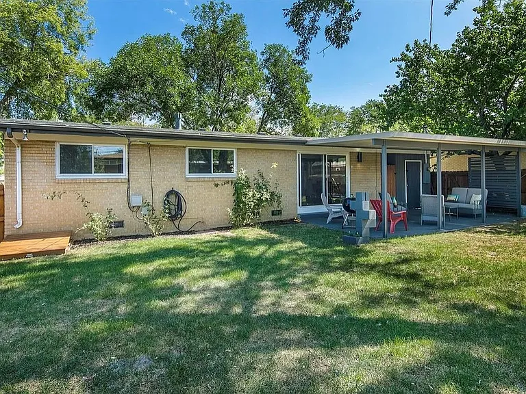2711 S Lowell Blvd — Photo 16