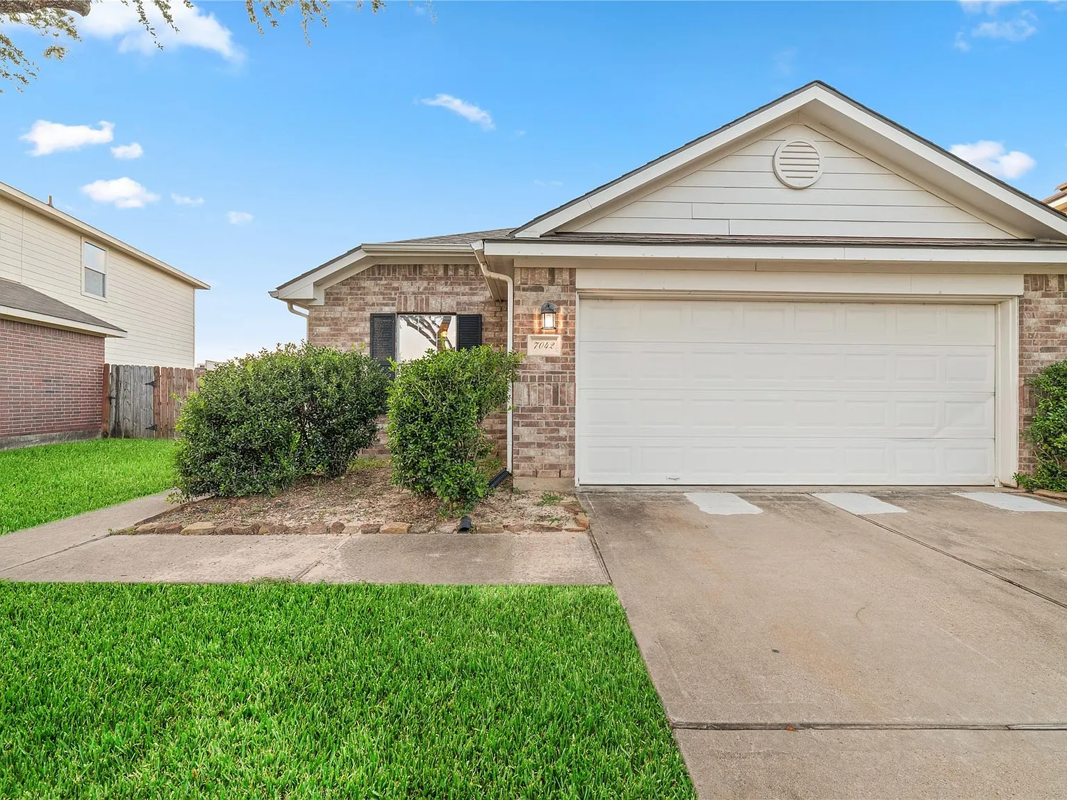 4 bed, 2.0 bath, 1651 sqft, $2,200 — Photo 2