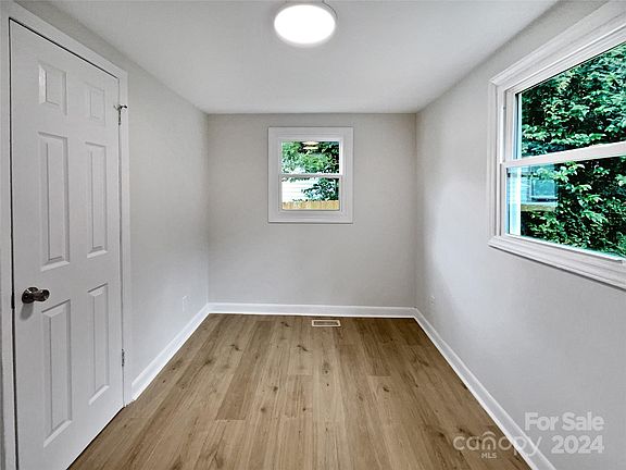 3rd image of 2625 Booker Ave