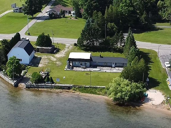 4th image of 4472 Crescent Beach Rd