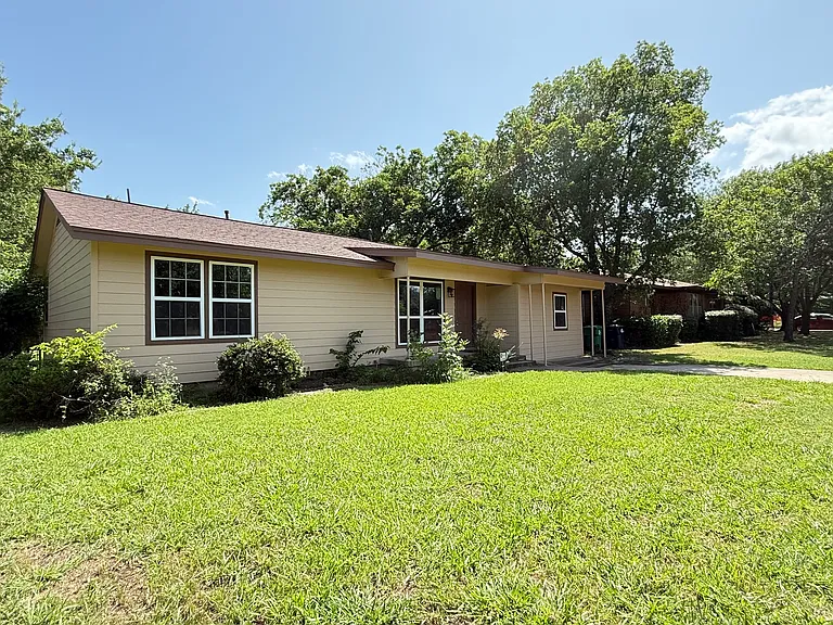1817 Crescent St — Photo 8