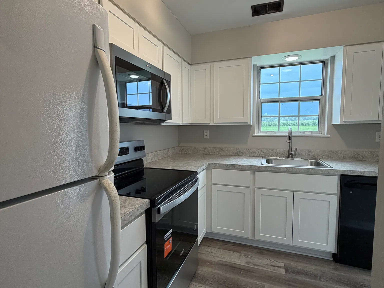 2 bed, 1050 sqft, $1,600 — Photo 3
