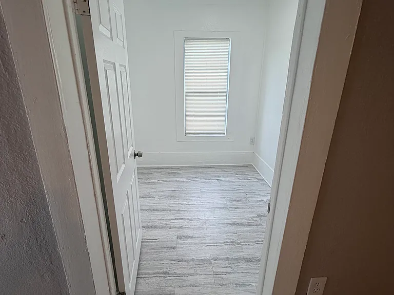 252 Claude St — Photo 7