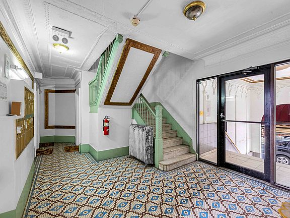 2nd image of 527 34th St APT D4