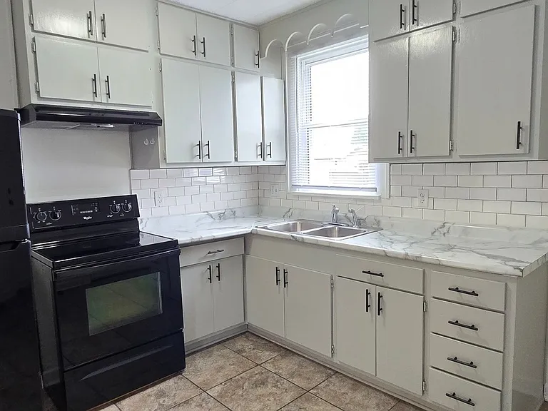 2746 Shelby St — Photo 8