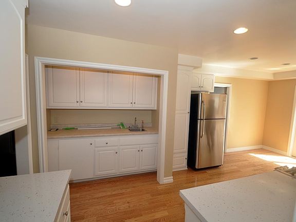 Wet bar in kitchen area