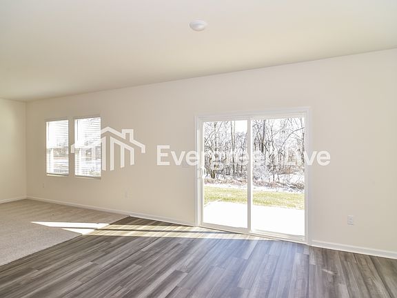 5th image of 165 Snowdrop Ave