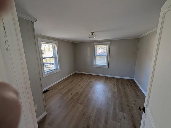 3rd image of 8 Hollywood St