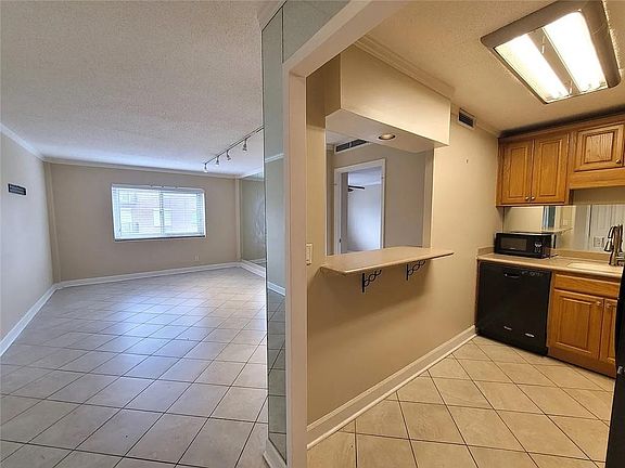 3rd image of 2285 Peachtree Rd NE