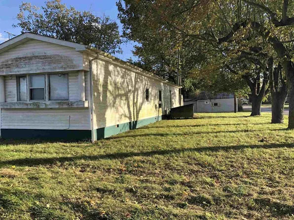 1132 Maple St, Mitchell, IN 47446