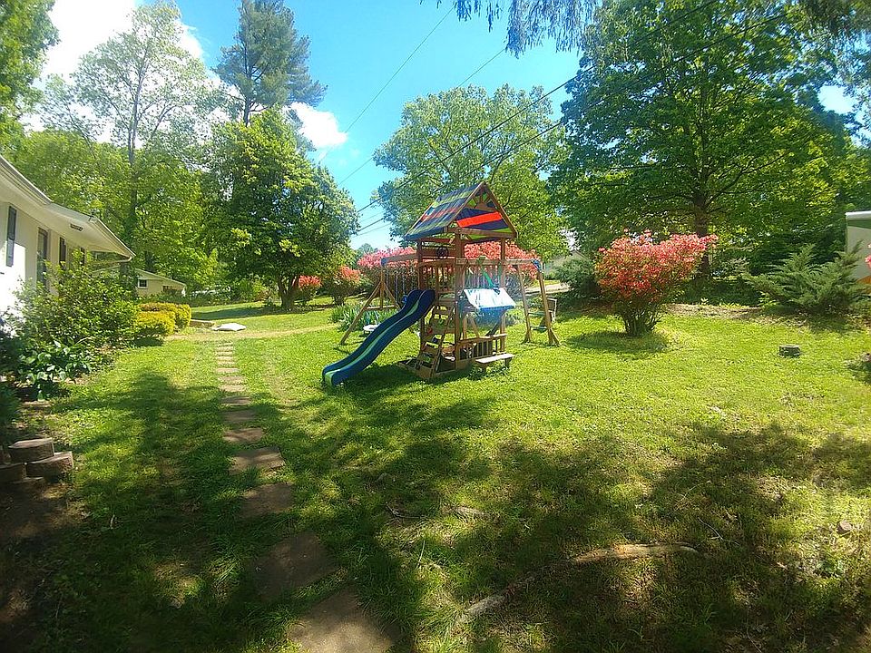 2nd image of 1212 Oak Hill Dr
