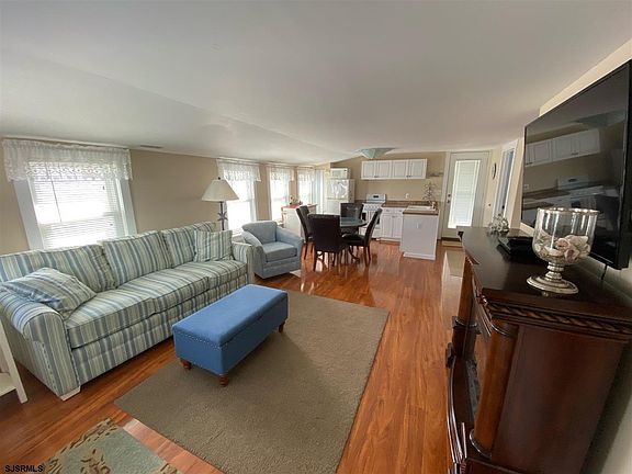 2nd image of 842 2nd St #3