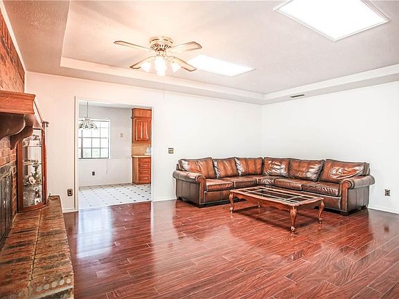 3rd image of 215 Highland Knls