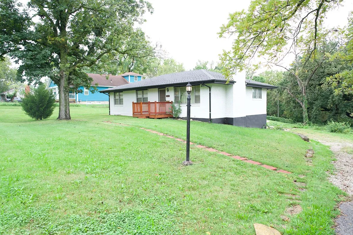 3 bed, 2.0 bath, 1288 sqft, $2,200 — Photo 2